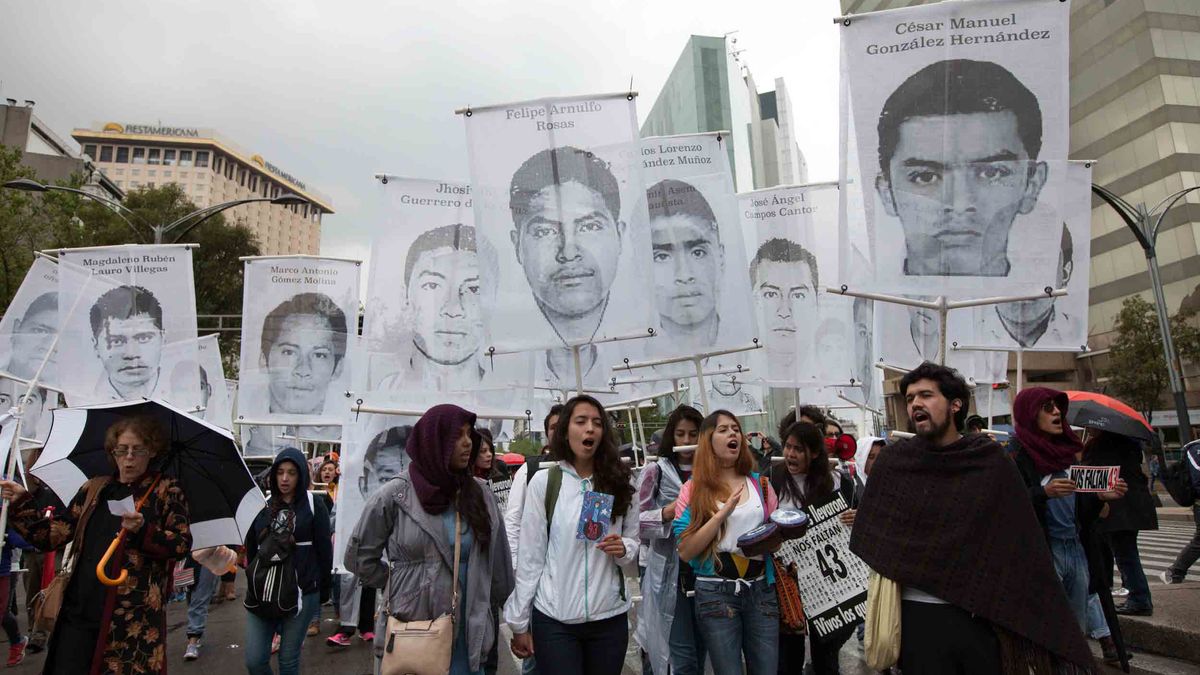 Митинг в годовщину исчезновения 43 студентов в Мексике