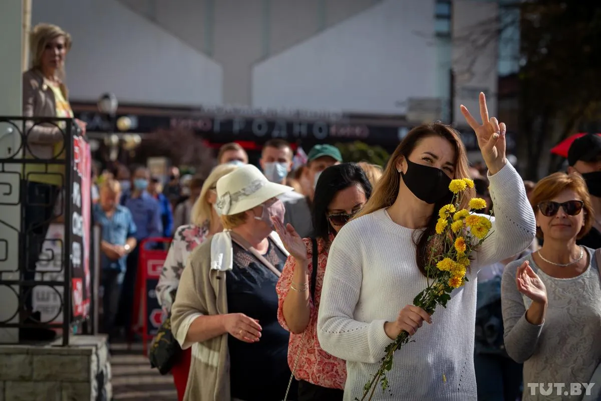 протесты в Бларуси женщины с цветами