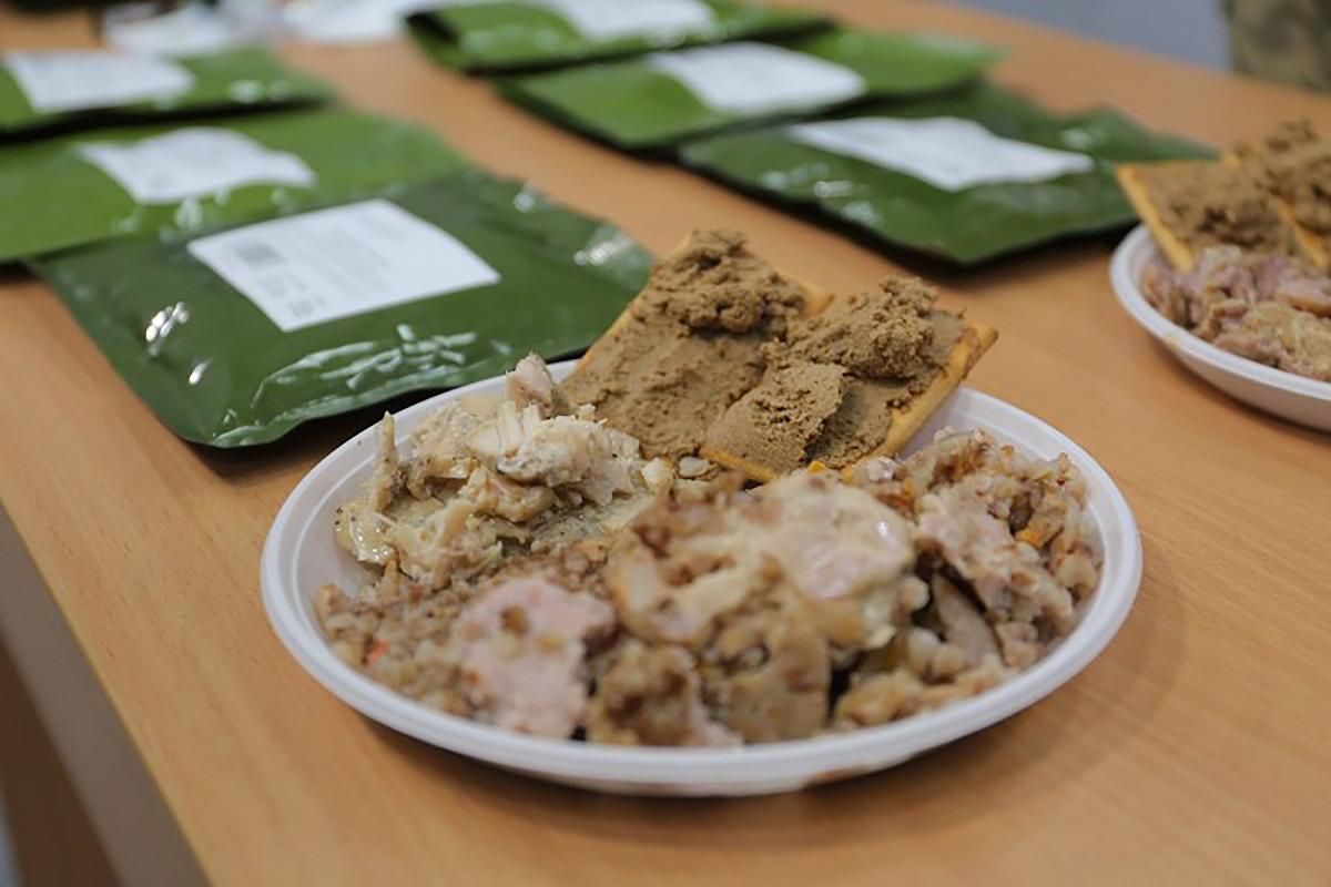 Черви в еде: в Киеве нацгвардейцам выдали испорченные сухпайки, назначено расследование – видео Черви в еде: в Киеве нацгвардейцам выдали испорченные сухпайки, назначено расследование – видео