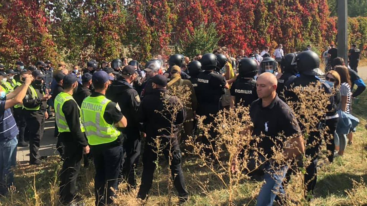 У Києві біля Олімпійського коледжу сталася сутичка спортсменів з правоохоронцями: є постраждалі