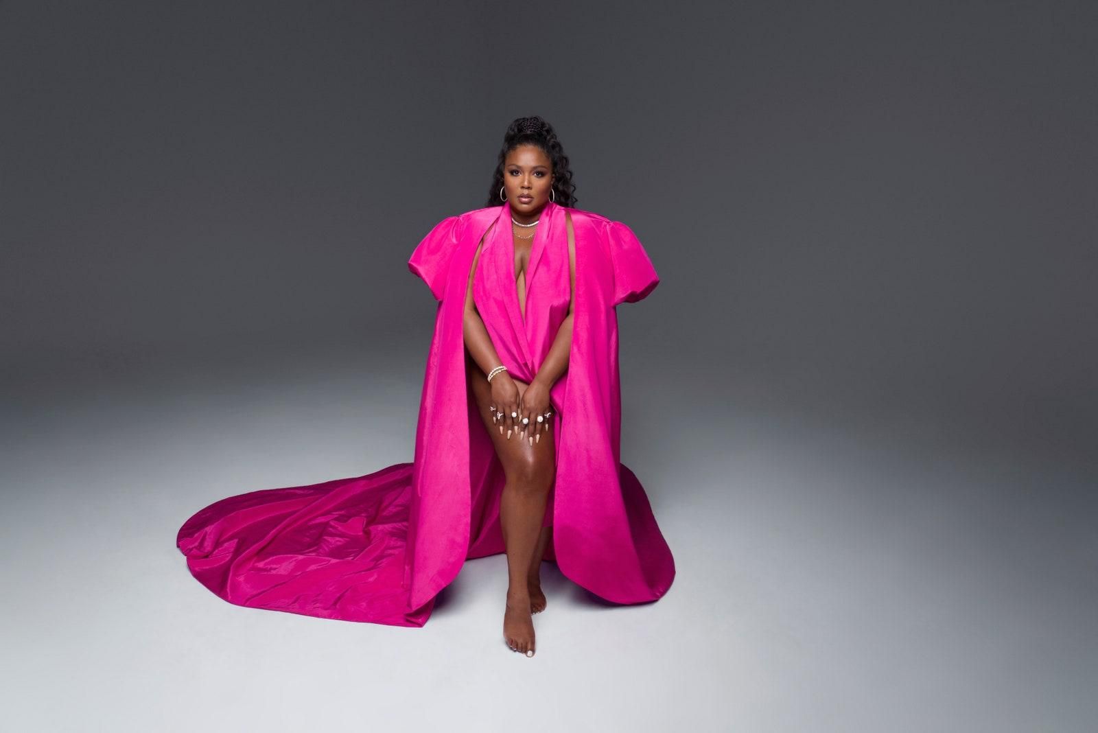 Пышнотелая певица Lizzo стала героиней глянца Vogue: потрясающие фото в платьях