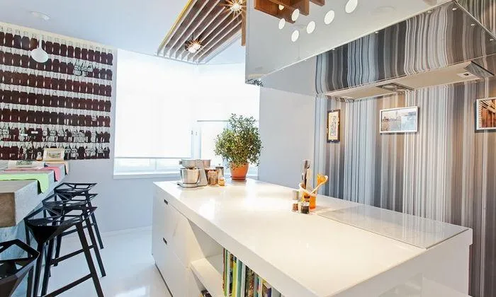 Білий колір в інтер'єрі підкреслює атмосферу 60-х Білий колір в інтер'єрі підкреслює атмосферу 60-х