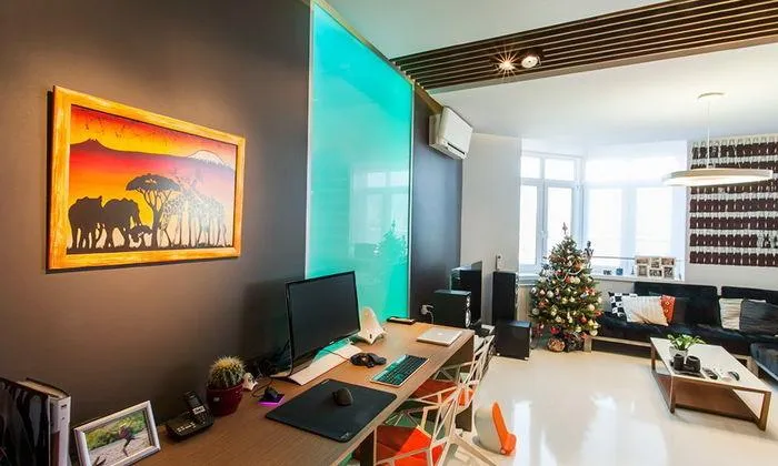 Пластикова перегородка підсвічується і змінює кольори Пластикова перегородка підсвічується і змінює кольори