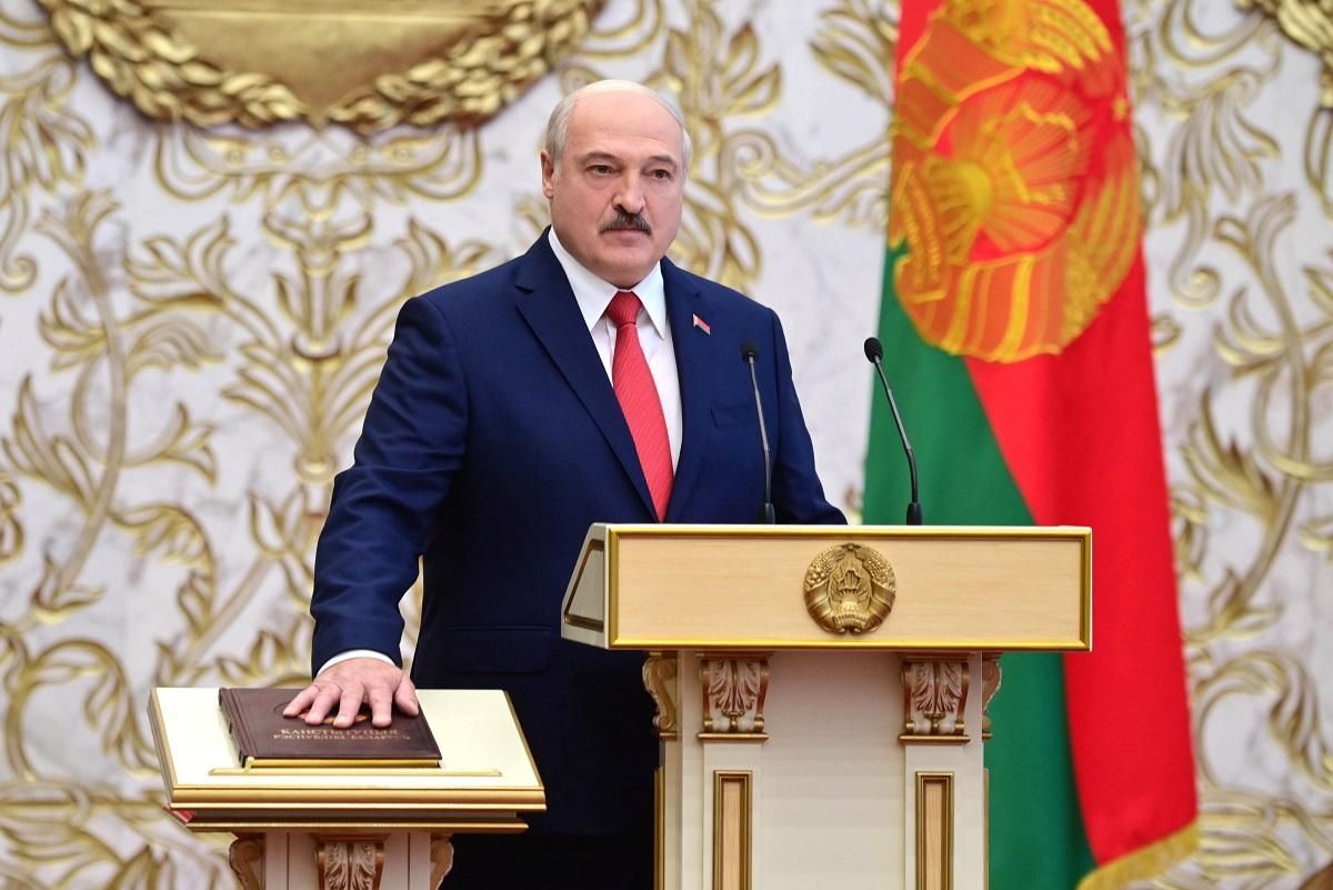 Лукашенко и его красная рука на конституции: сеть взорвал ляп диктора на инаугурации