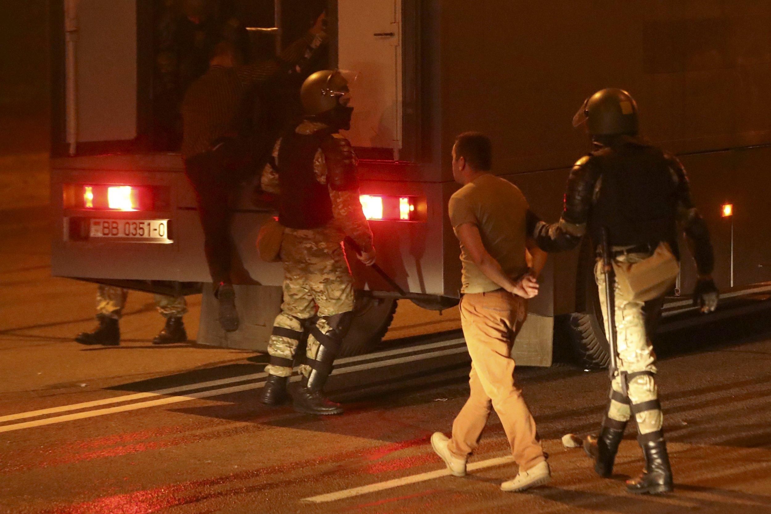 "Не дают нормально жить": МВД Беларуси обнародовало призыв стрелять в протестующих "Не дают нормально жить": МВД Беларуси обнародовало призыв стрелять в протестующих