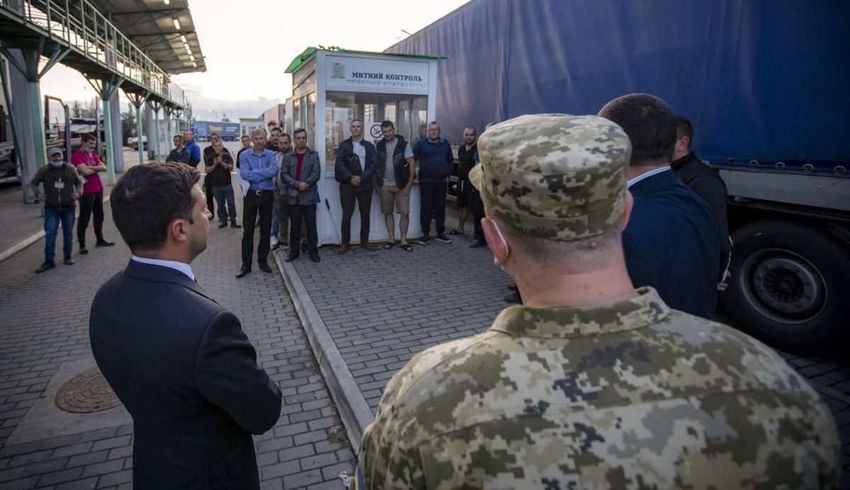 Зеленський відвідав Закарпаття й був обурений чергами фур на кордоні Зеленський відвідав Закарпаття й був обурений чергами фур на кордоні