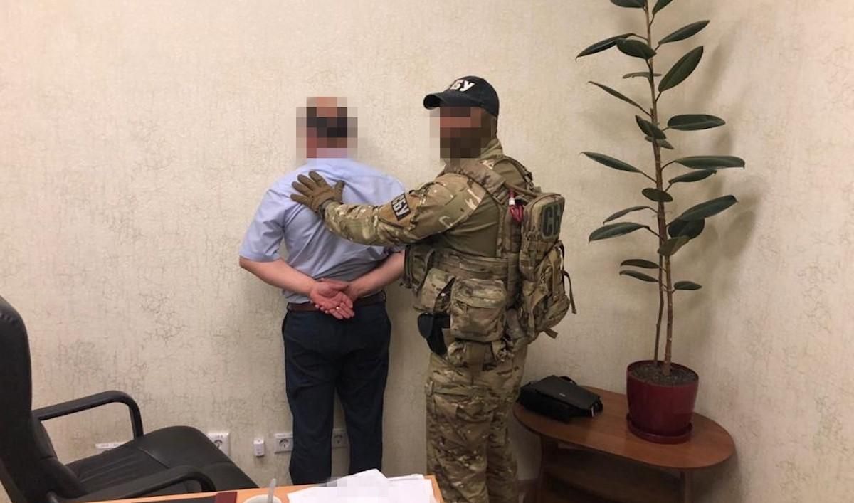 Митники на Луганщині брали хабарі на 5 мільйонів щороку, – СБУ Митники на Луганщині брали хабарі на 5 мільйонів щороку, – СБУ