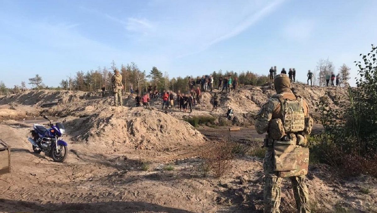 СБУ провела масштабну спецоперацію проти нелегальних копачів бурштину: фото й відео СБУ провела масштабну спецоперацію проти нелегальних копачів бурштину: фото й відео