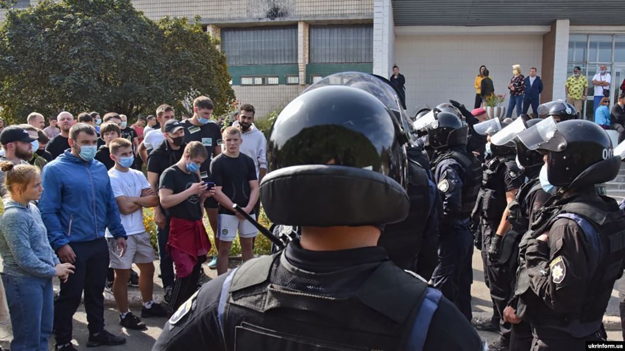 Столкновения возле Олимпийского колледжа в Киеве: реакция МОН ситуацию