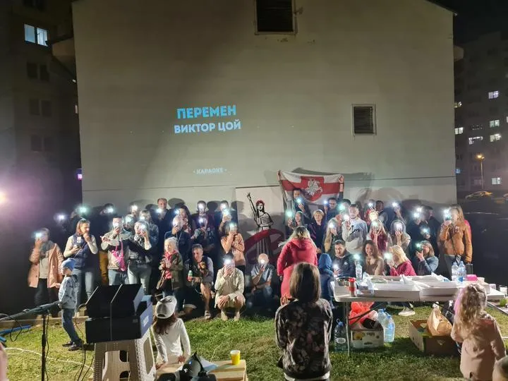 Караоке в одному з дворів Мінська Караоке в одному з дворів Мінська