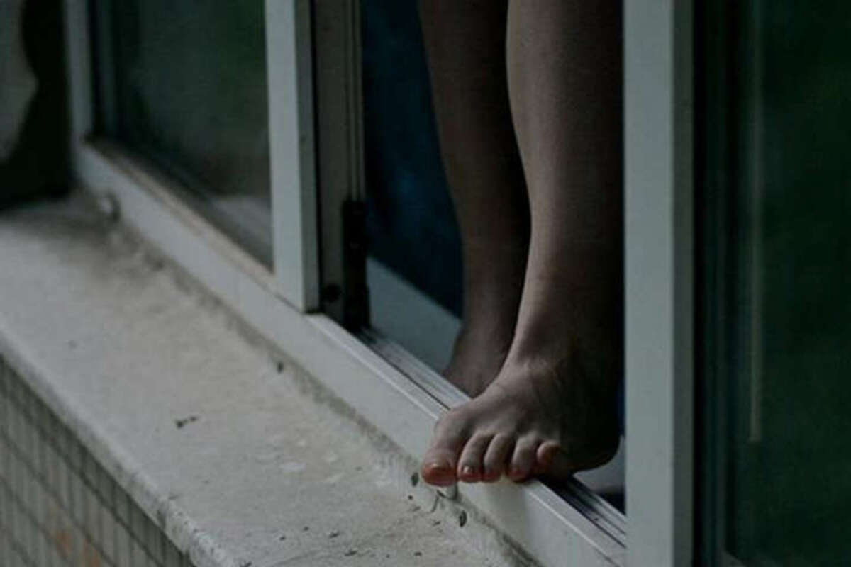 Школярка випала з вікна багатоповерхівки у Кривому Розі