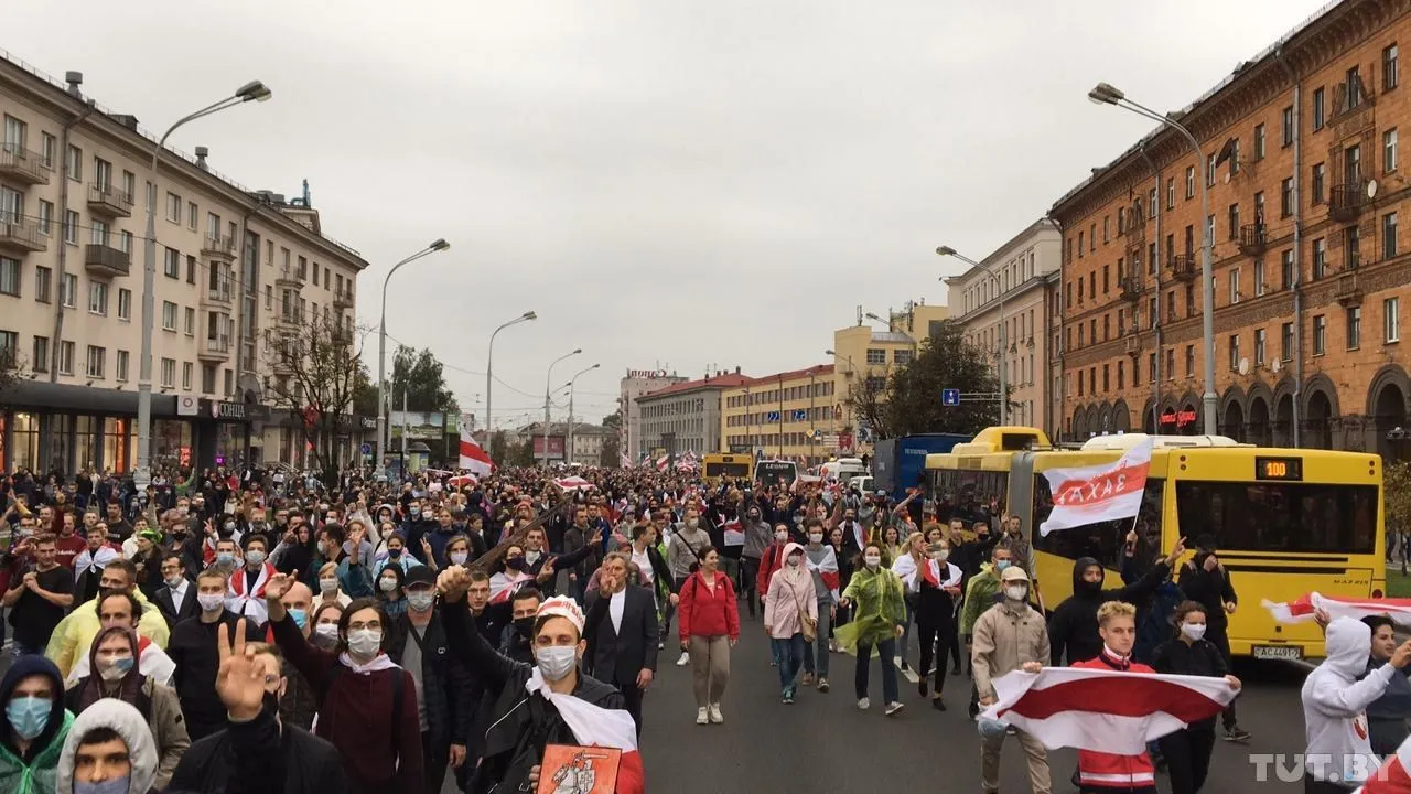 Протести у Мінську білоруси продовжують протестувати Протести у Мінську білоруси продовжують протестувати