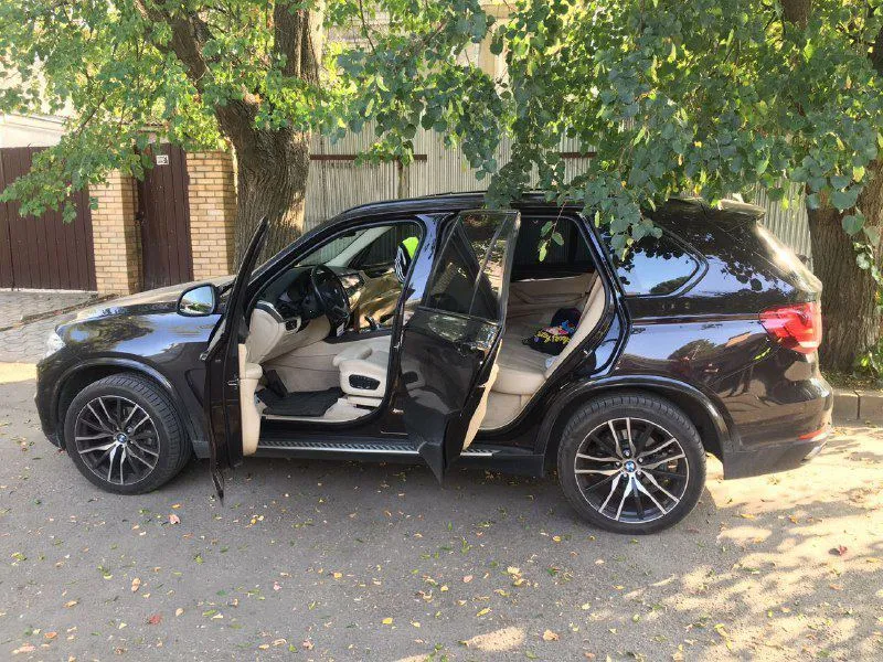 Автівка постраждалої стрілянина у Харкові