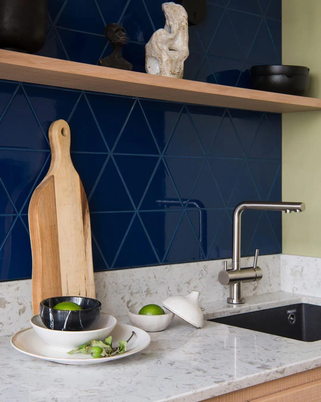 Островок в дизайне квартиры сочетает кухню и гостиную Островок в дизайне квартиры сочетает кухню и гостиную