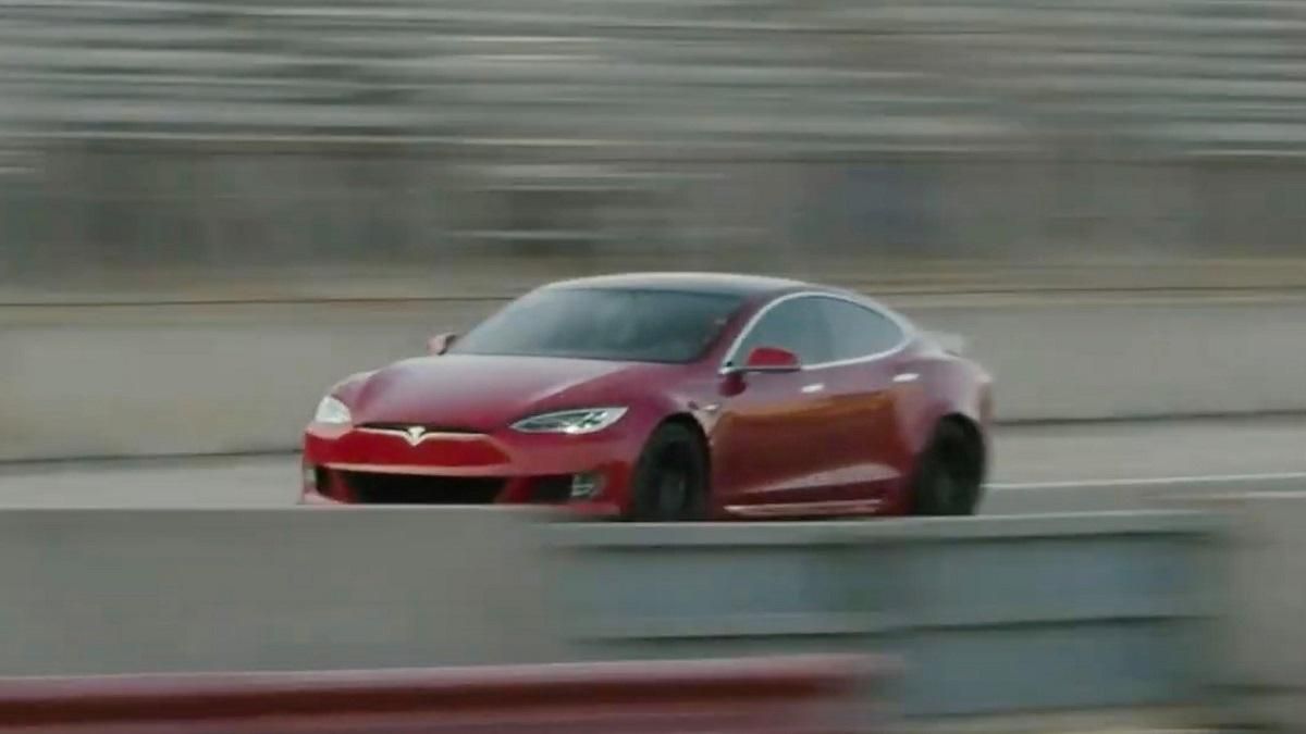 Tesla продемонстрировала возможности своего мощнейшего электрокара: видео