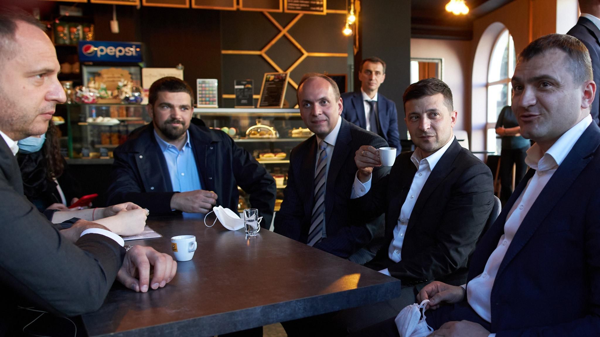 Кофе Зеленского во время карантина в Хмельницком: Верховный суд обратился к Конституционному
Кофе Зеленского во время карантина в Хмельницком: Верховный суд обратился к Конституционному