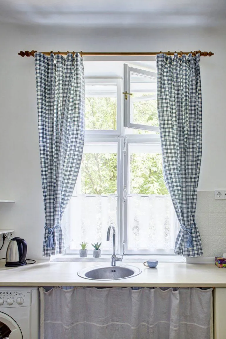 Раковина з краєвидом у двір Раковина з краєвидом у двір