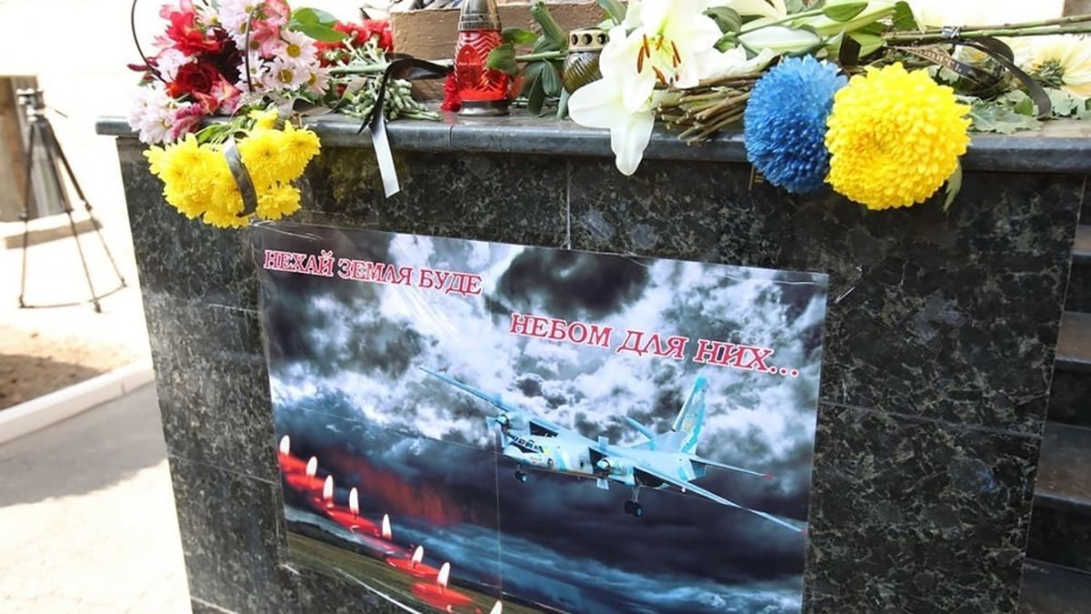 Авіакатастрофа біля Чугуєва: до вишу Повітряних сил несуть квіти