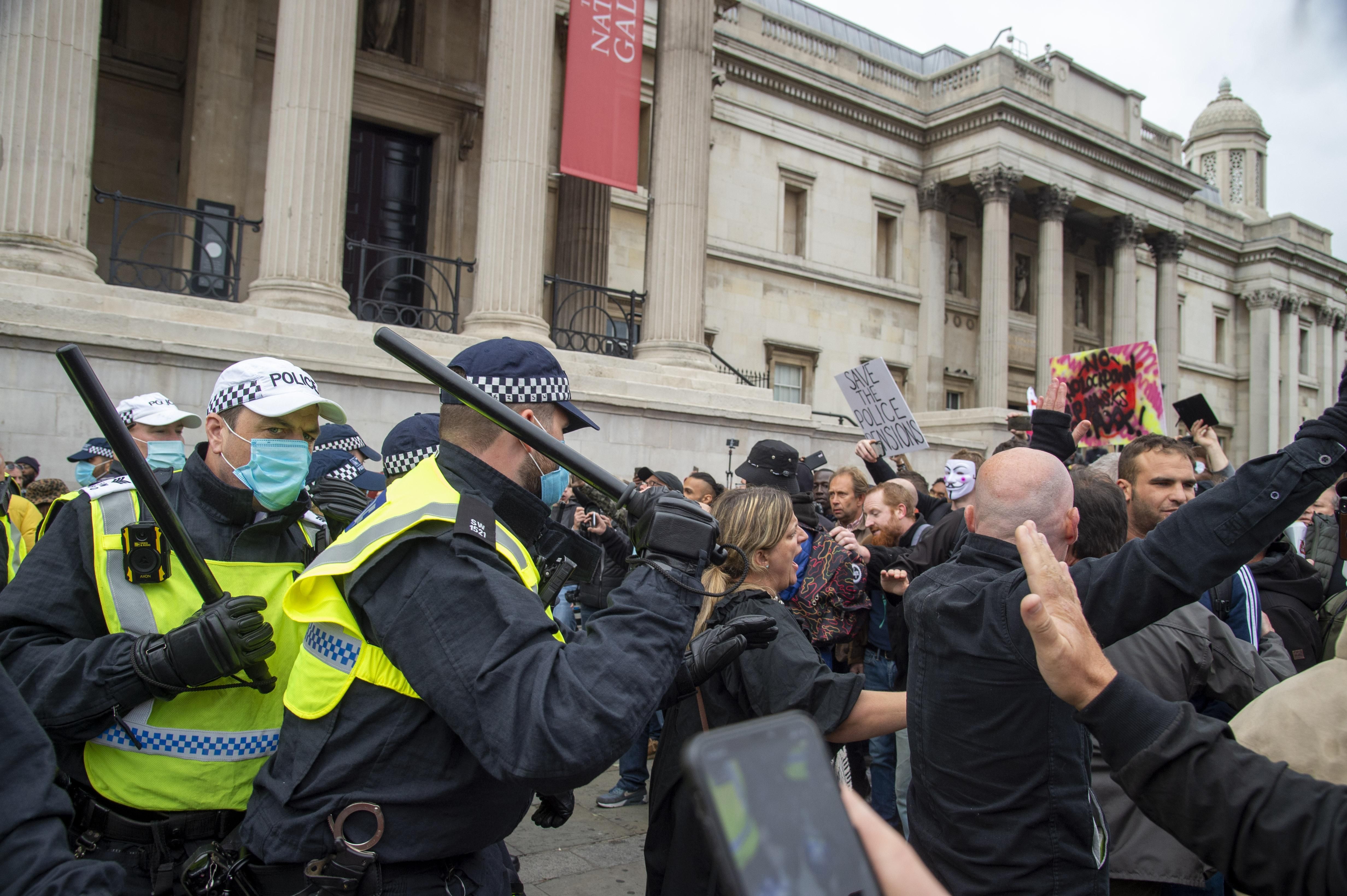 Акция в Лондоне: полиция разгоняла людей дубинками, фото, видео Акция в Лондоне: полиция разгоняла людей дубинками, фото, видео