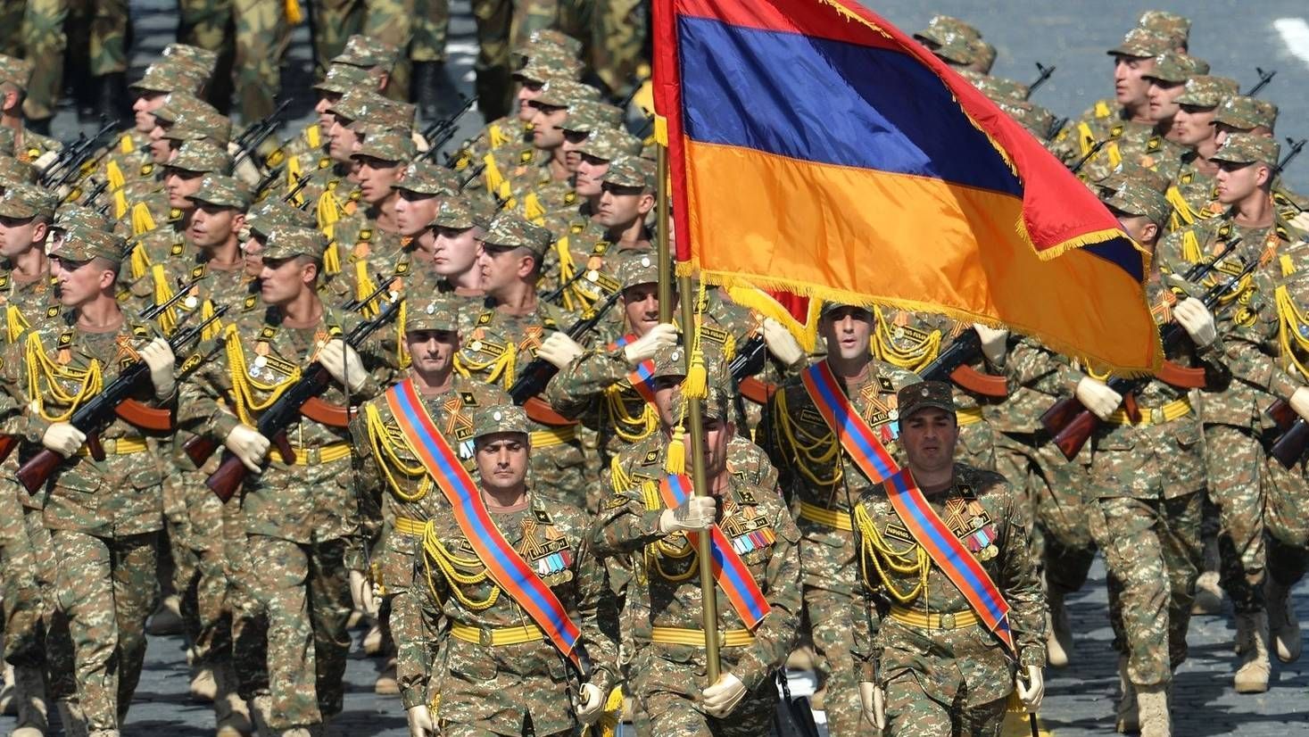 Война в Нагорном Карабахе: Армения объявила военное положение и объявила всеобщую мобилизацию