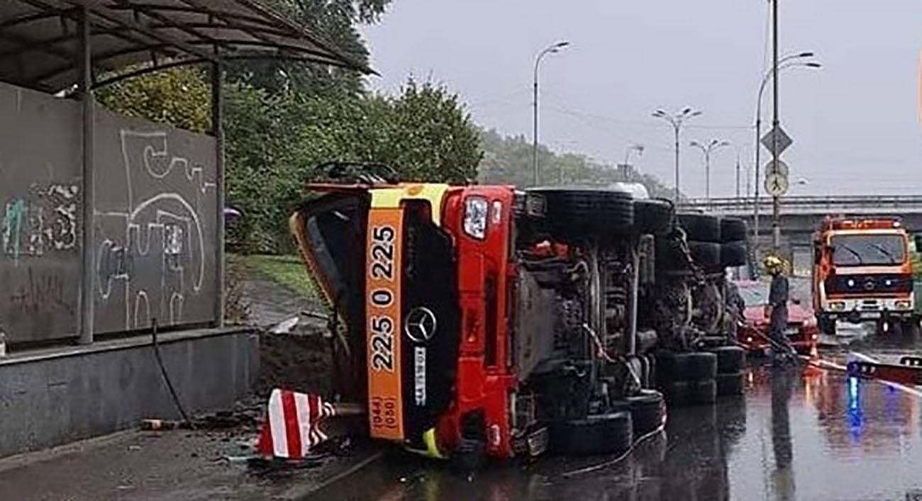 Жахлива ДТП у Києві: водій помер на місці – фото, відео