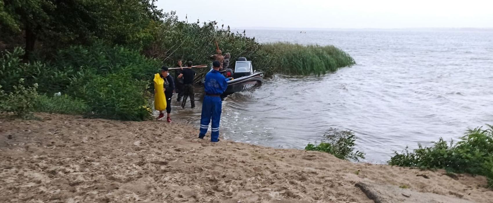 На Київщині перевернувся човен: на борту було 9 людей