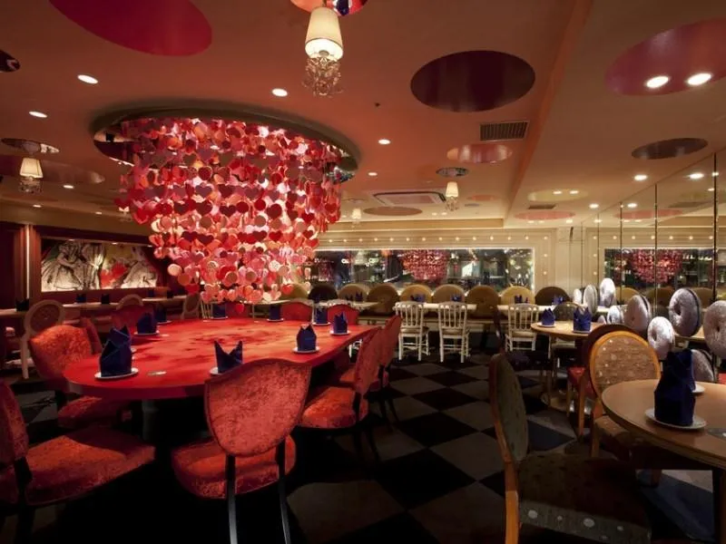 Інтер'єр дуже незвичний та інтригуючий Інтер'єр дуже незвичний та інтригуючий