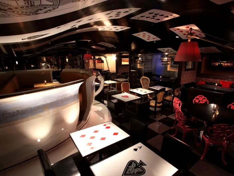 Затишне місце для компанії у вигляді гігантської чашки Затишне місце для компанії у вигляді гігантської чашки