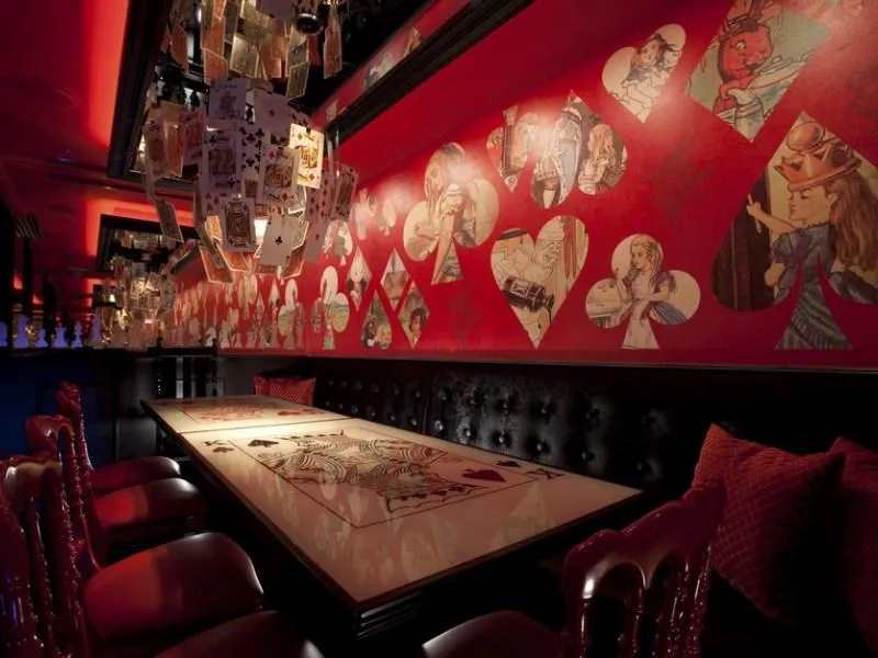 Столи оформлені, як гральні карти Столи оформлені, як гральні карти