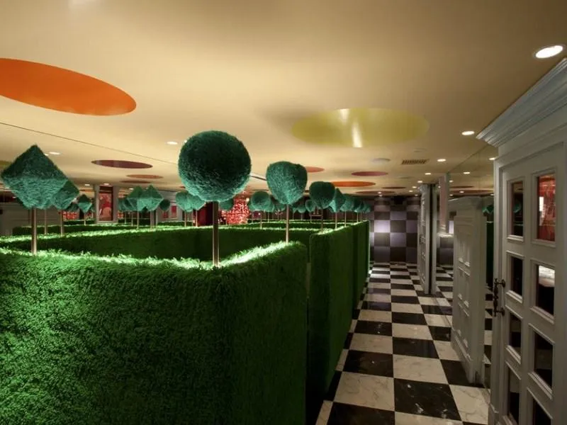 Лабіринт запрошує гостей поринути в світ Задзеркалля Лабіринт запрошує гостей поринути в світ Задзеркалля