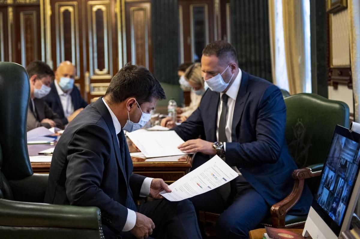 Когда родственникам погибших в катастрофе АН-26 выплатят компенсации: совещание у Зеленского Когда родственникам погибших в катастрофе АН-26 выплатят компенсации: совещание у Зеленского