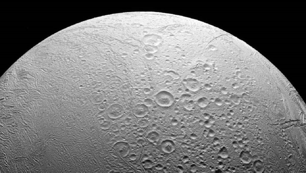 Астрономы поделились детальными изображениями спутника Сатурна