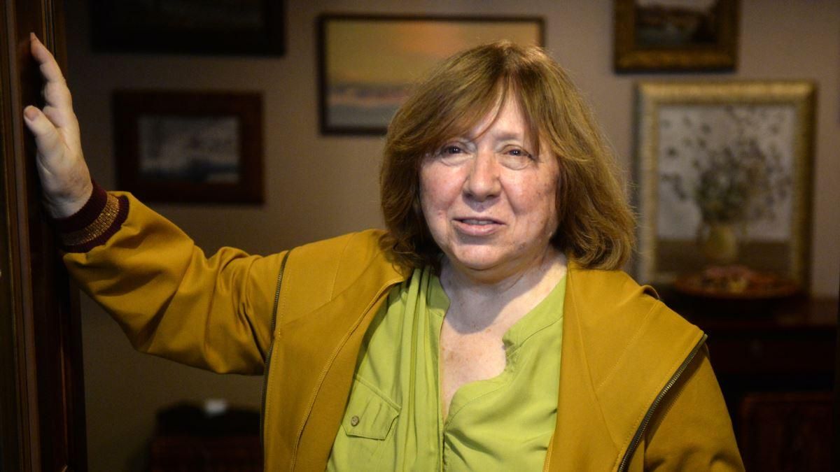 Опозиціонерка Алексієвич поїхала у Німеччину: як реагують білоруси Опозиціонерка Алексієвич поїхала у Німеччину: як реагують білоруси