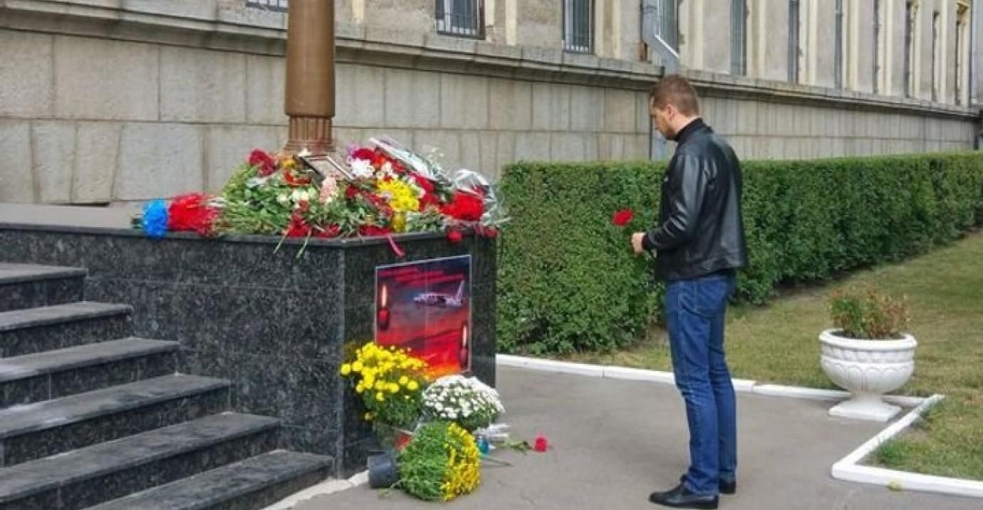 Авіатроща Ан-26 під Чугуєвом: прощання з усіма загиблими наразі неможливо
Авіатроща Ан-26 під Чугуєвом: прощання з усіма загиблими наразі неможливо