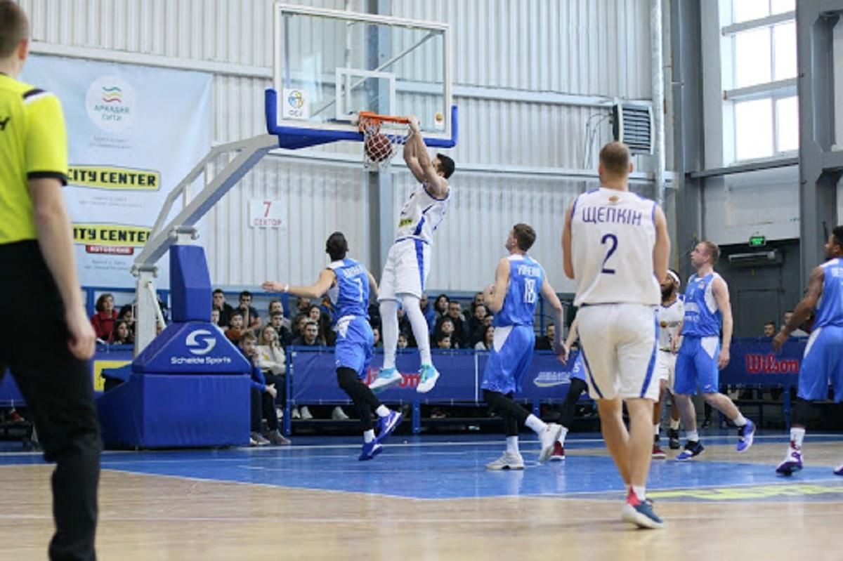 Стенка на стенку: матч "Одессы" и "Тернополя" завершился массовой дракой – видео Стенка на стенку: матч "Одессы" и "Тернополя" завершился массовой дракой – видео