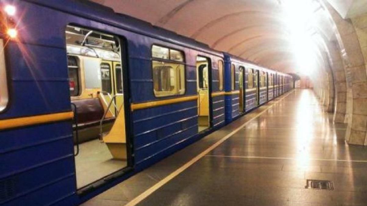 На зеленой ветке метро Киева возобновили движение