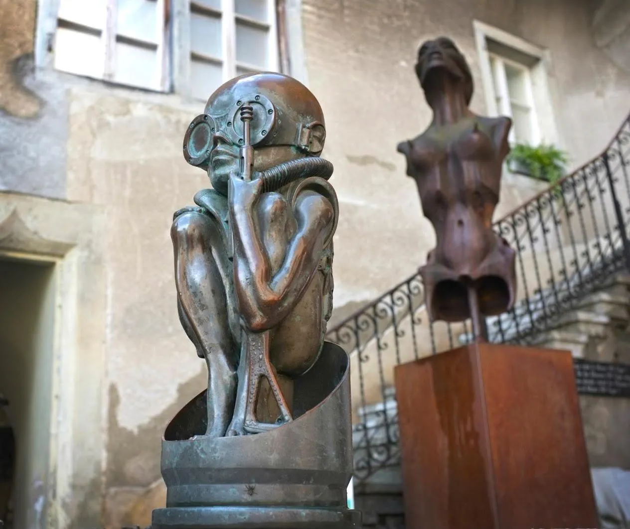 На вході відвідувачів зустрічає химерна скульптура На вході відвідувачів зустрічає химерна скульптура