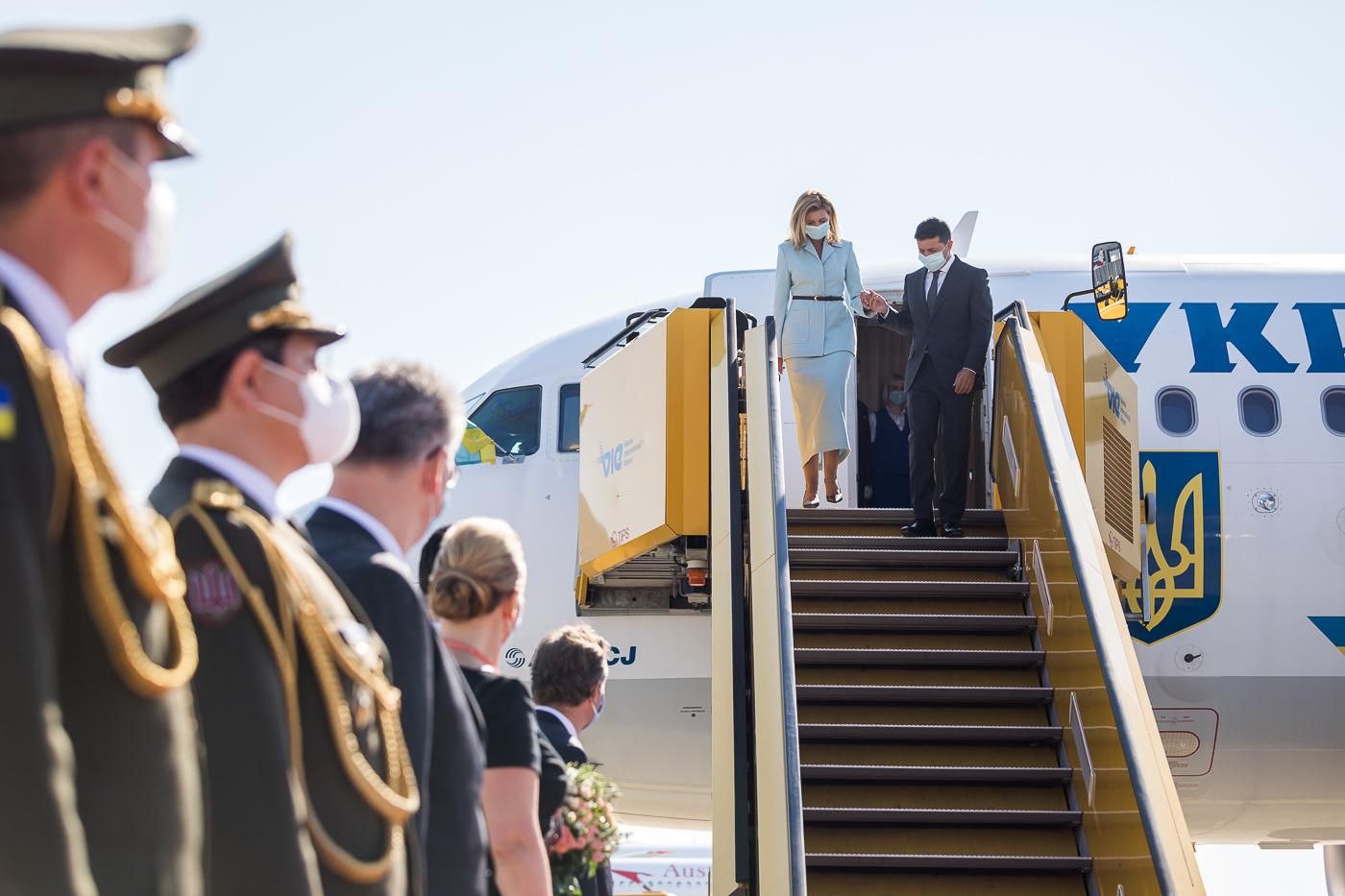 Володимир Зеленський з дружиною під час офіційного візиту до Австрії Володимир Зеленський з дружиною під час офіційного візиту до Австрії