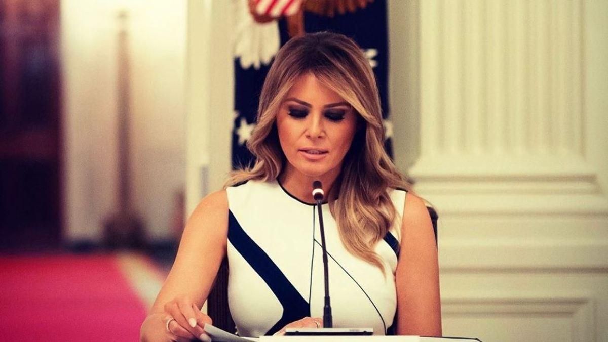 В стильном комбинезоне: Мелания Трамп показала образ в Белом доме