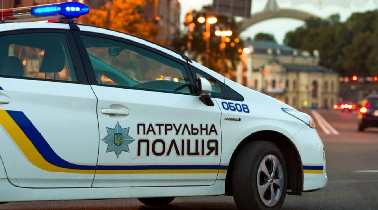 В Киеве патрульный в последний момент поймал женщину, которая пыталась покончить с жизнью: видео