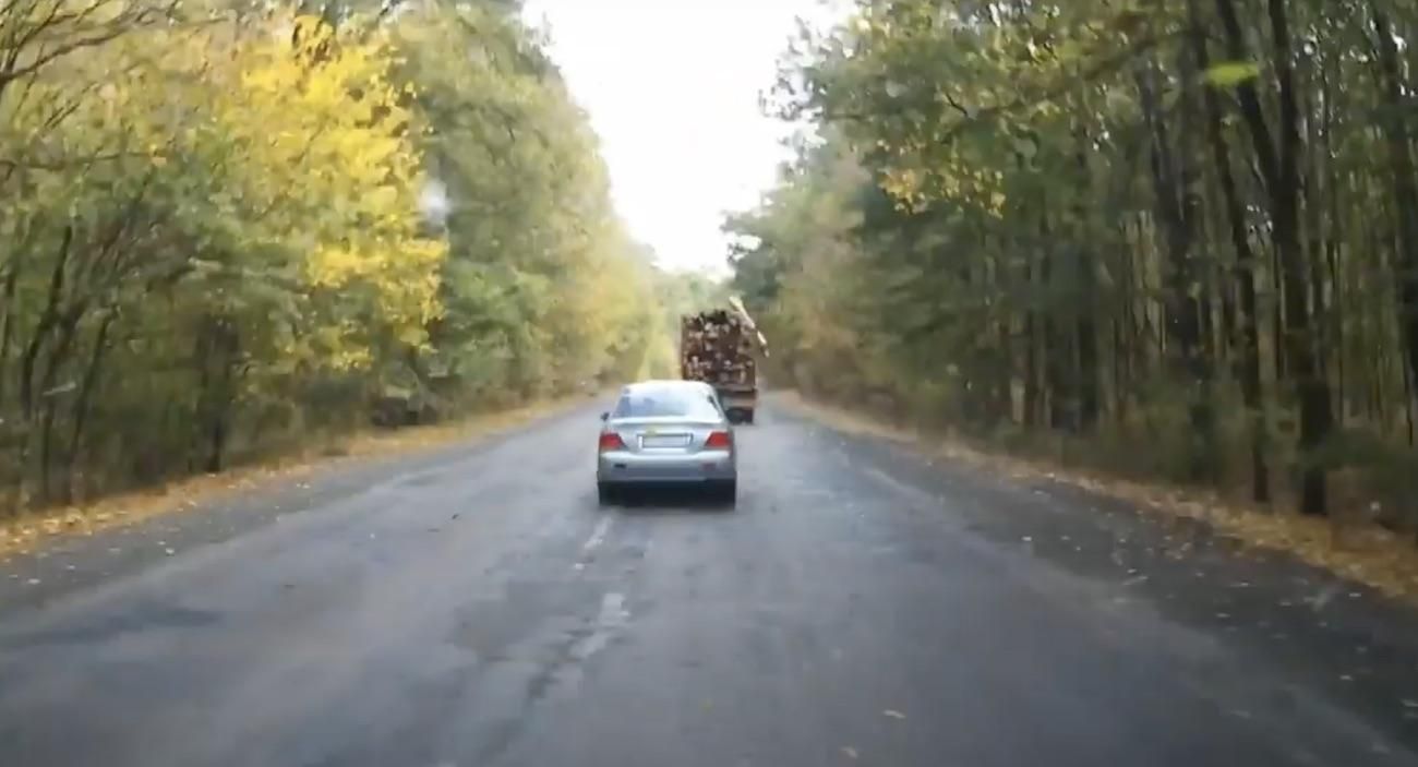 В Черкассах 5-метровые бревна вылетели из грузовика на дороге: видео