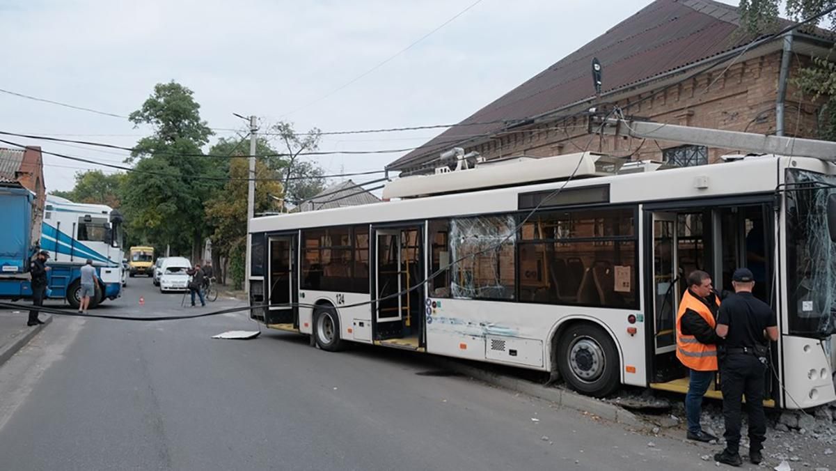 У Кропивницькому фура протаранила тролейбус з пасажирами, і той врізався в будинок: відео, фото 