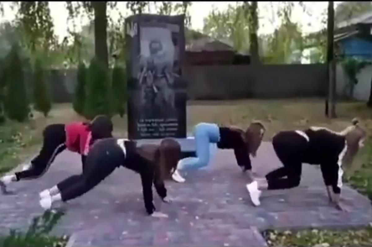 На Черниговщине школьницы танцевали тверк у памятника воинам, видео