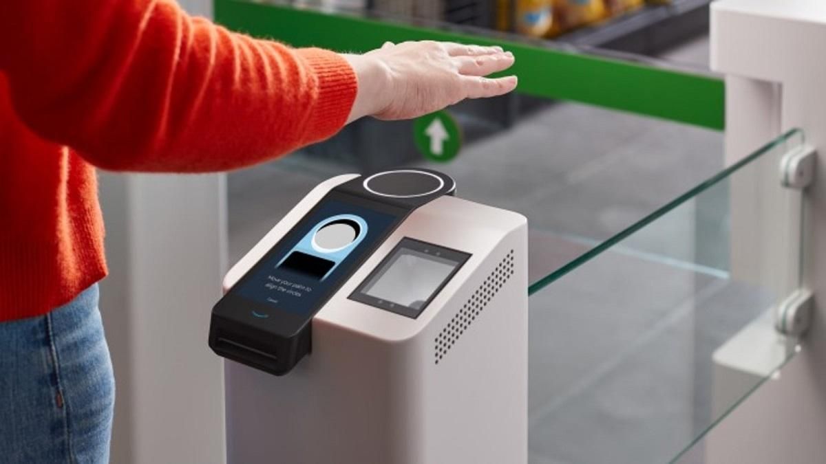 Amazon One – первая система оплаты ладонью: видео Amazon One – первая система оплаты ладонью: видео