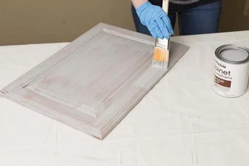 Щоб перефарбувати шафу, спершу потрібно нанести ґрунтовку Щоб перефарбувати шафу, спершу потрібно нанести ґрунтовку