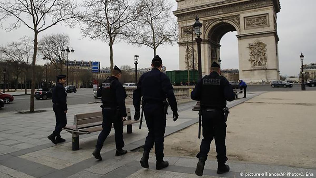 У Парижі винищувач перейшов звуковий бар'єр та налякав людей: відео