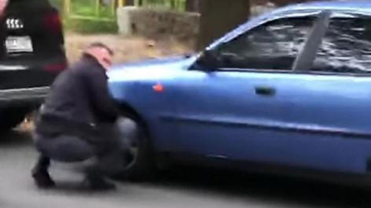 Слуга народа спустил колеса нескольким автомобилям в Чернигове - видео