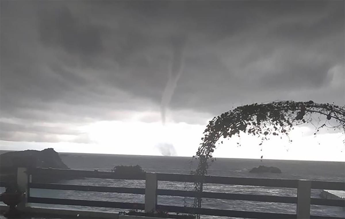 Мощный смерч пронесся в Крыму и изрядно напугал людей: жуткие видео Мощный смерч пронесся в Крыму и изрядно напугал людей: жуткие видео