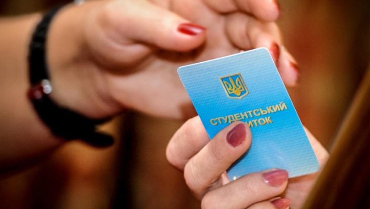 МОН задолжало Укрзализныце миллиард гривен за перевозку студентов