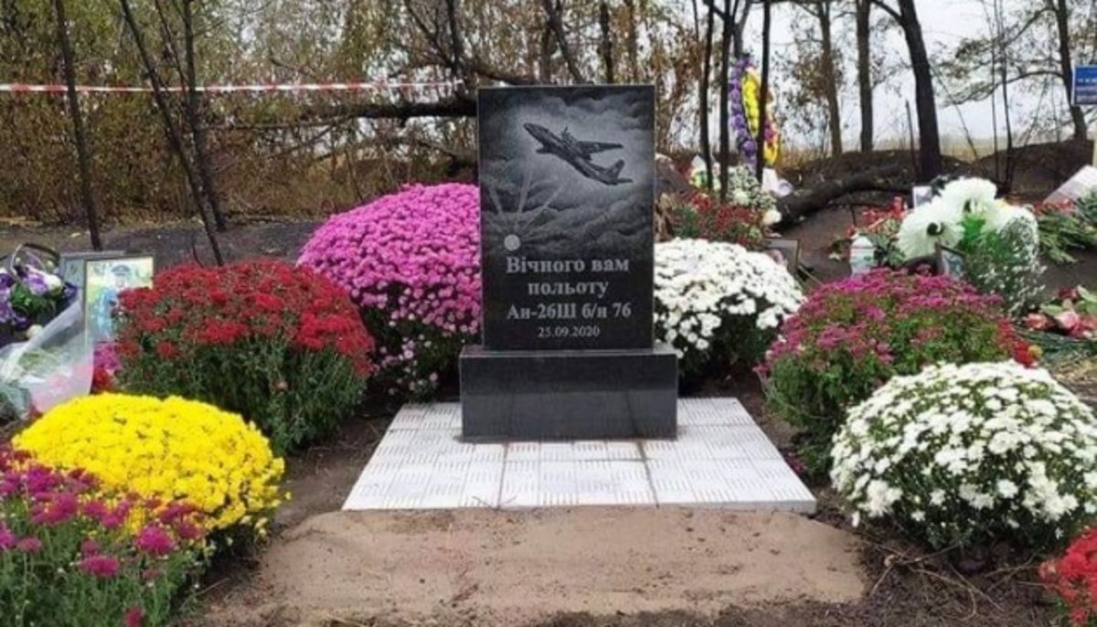 На месте авиакатастрофы Ан-26 установили временный памятник